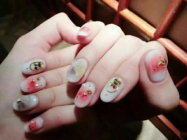 美甲甲油膠照燈會疼怎么辦？